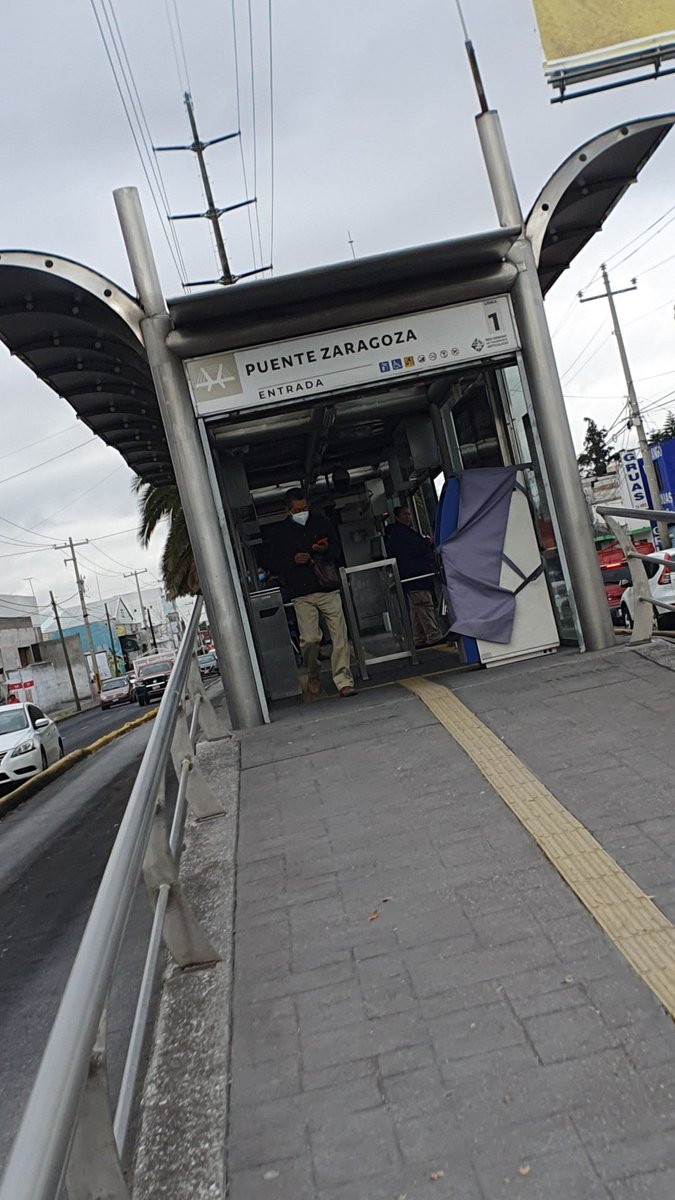 ArletGordian's tweet photo. Hoy por la mañana al bajar del @RUTA_Puebla Línea 1 en la Terminal Puente Zaragoza solo abría una puerta no las 2 y hacia más difícil la bajada, le pregunté a la señorita que se supone vigila y agiliza las subidas y bajadas si podía avisar que no abría la puerta... https://t.co/5UbPrkPmrp