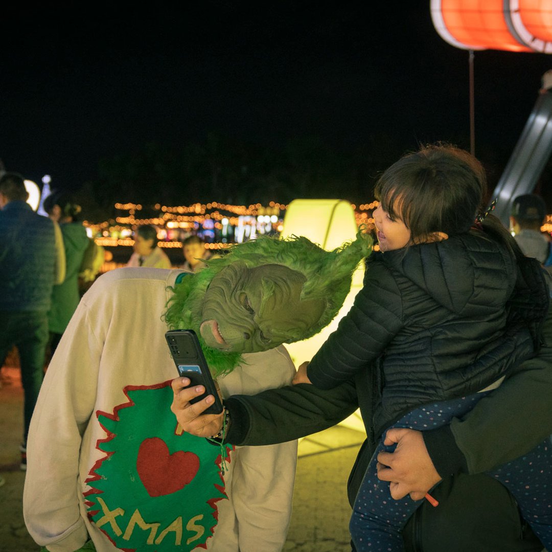 luztopialeon's tweet photo. Quién quiere foto con El Grinch‼️😬😄🤪 Etiqueta al amigo más Grinch que tienes y avísale que ya volvió para tomarse la foto en LUZTOPÍA🌟 Comparte tus mejores momentos📸 con El Grinch y no olvides etiquetarnos😉

Adquiere tus 🎟️ en https://t.co/ZgQM30hSZW o en Taquilla. https://t.co/ijSmtFCulB