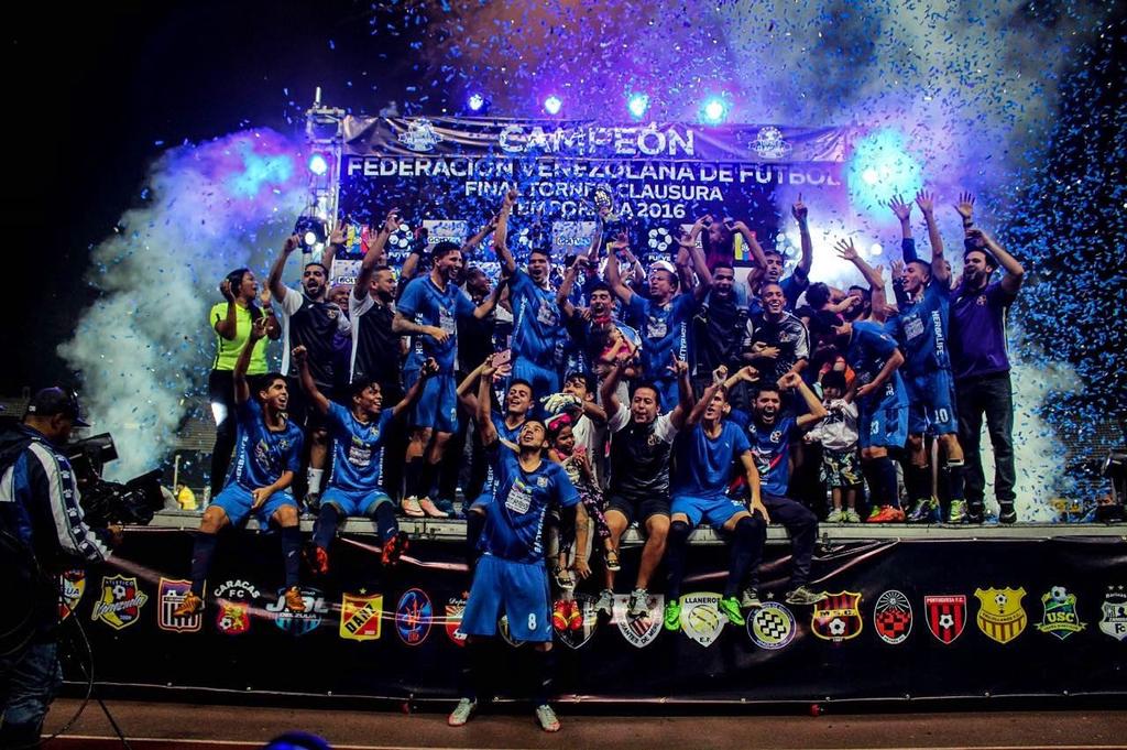 forovinotinto's tweet photo. #DATO | Tal día como hoy, en el 2016, el #ZuliaFC conquistó el Torneo Clausura (7 años):
📌El Zulia Clasificó a la Fase Final al salir favorecido en un triple empate entre el #DvoAnzoátegui y #DvoLara, ubicándose en el 7mo lugar con 29pts., sólo por encima del Lara.
📌Eliminó al Carabobo en Cuartos de Final, al Caracas en la Semi-Final, para enfrentarse al #DvoTáchira en la Final del torneo.
📌el 27 de noviembre, el Zulia venció 2-0 al Táchira en Maracaibo, pero en la vuelta, Táchira igualó la serie en San Cristóbal para definir el título corto en penales.
📌En una larga tanda de penales de 16 lanzamientos, el Zulia salió campeón 7-6, por Táchira, falló Francisco Flores y Carlos Lujano. Josmar Zambrano fue el autor del penal del título.
📌En ese Zulia, tuvieron jugadores como Giovanny Romero, Junior Moreno, Jefferson Savarino, Jesús González, Sergio Unrein entre otros.
📌Para la final absoluta, se enfrentó al Zamora, cayendo en global 4-2. El Zulia consiguió un inédito subcampeonato y sumó su segundo título, ya había conquistado la Copa Venezuela meses atrás.