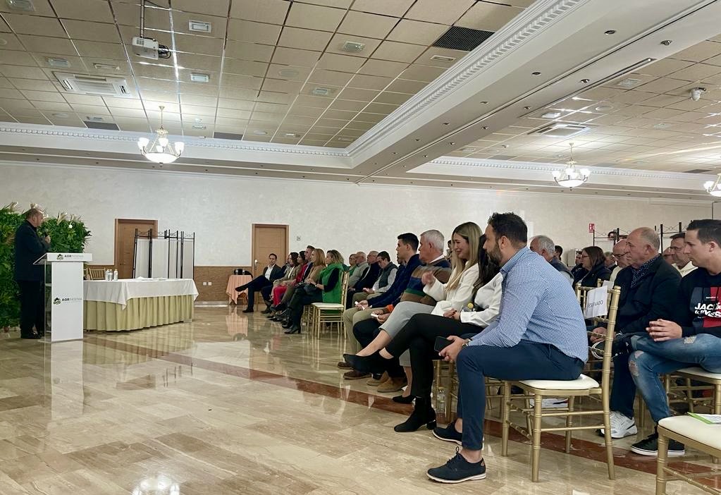 UCAMCatedraRSC's tweet photo. 👨‍🌾Más de 100 empresarios agrícolas han participado esta mañana en la I Jornada de Novedades en el Seguro Agrario de @agringenia. 🫒

@victormexeguer y @agrinalcazar  han abordado el tema de las ayudas a los programas operativos de las #OPFH. https://t.co/bN4B6l2BF2