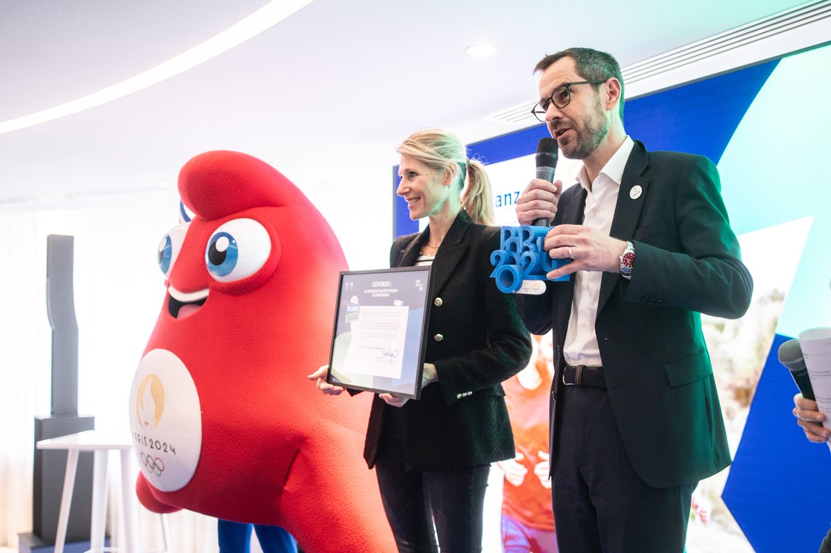 allianzfrance's tweet photo. 🏆 @Paris2024 décerne le trophée #GoFor30 à @allianzfrance !

Tous les #Allianzers sont fiers de recevoir cette distinction qui récompense l'engagement de l'entreprise pour la promotion du sport au bureau.

#Paris2024 https://t.co/OTdl0dsX3h