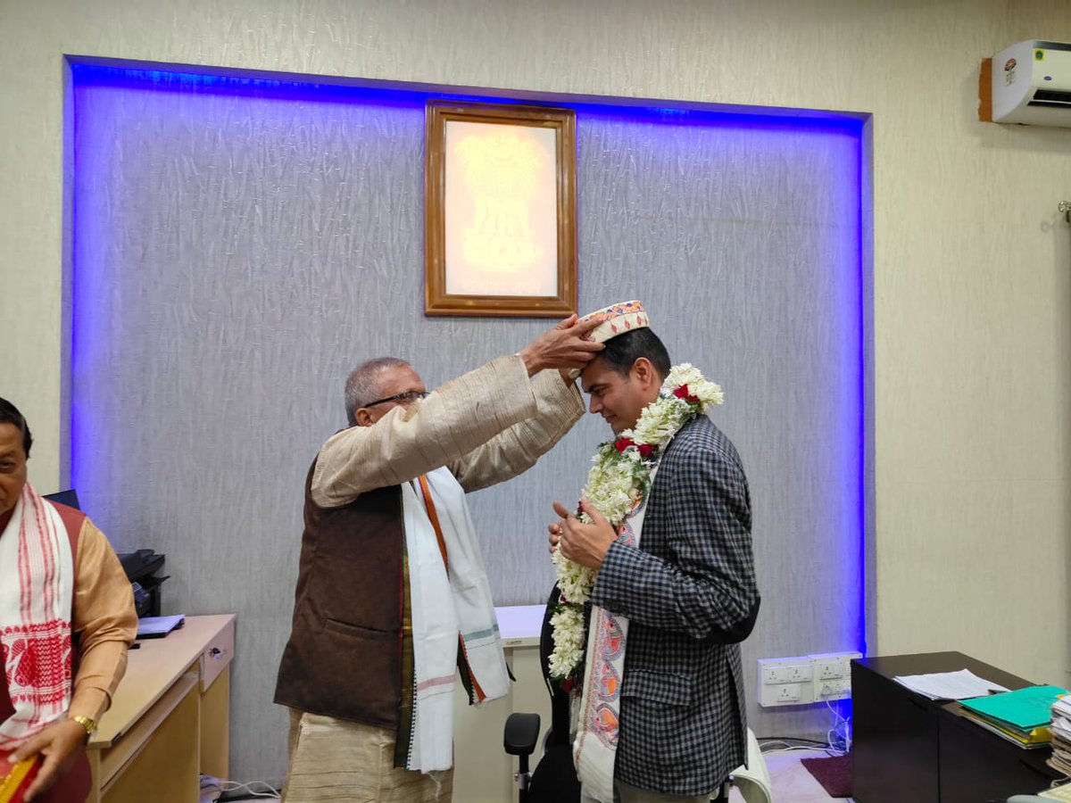 darbhanga_dm's tweet photo. *मिथिला विभूति सम्मानोपाधि से डीएम को किया सम्मानित* 

https://t.co/wF54i3teAE https://t.co/BrtmZf8n5T