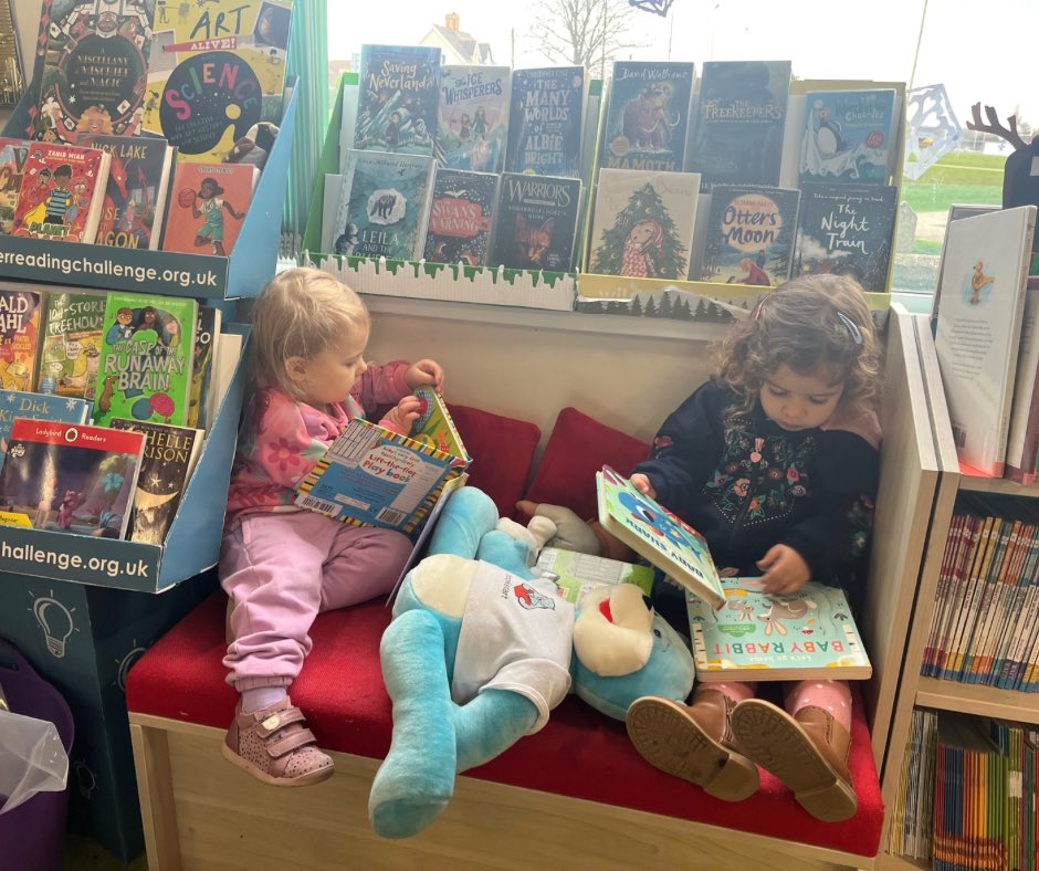 Beth am glosio gyda’ch hoff lyfr ar ddiwrnod oer a rhewllyd!? ❄️🥶⛄️
How about snuggling up with your favourite book on a cold and frosty day!? 🥶⛄️❄️