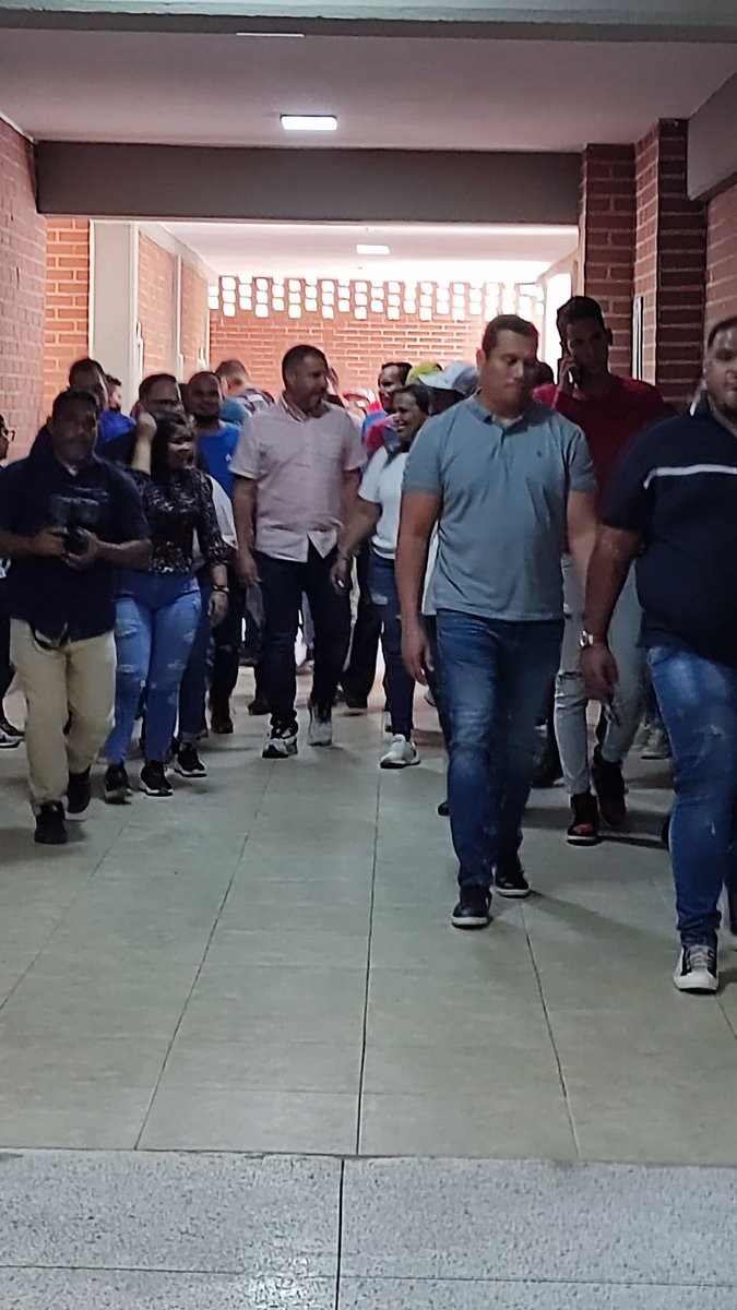 astudillodavid7's tweet photo. El gobernador de Anzoátegui estuvo entregando trabajos de “recuperación” en la Escuela de Medicina y le dejamos un mensaje claro: no es una donación, es su OBLIGACIÓN 🗣 https://t.co/e7U7vzvedb