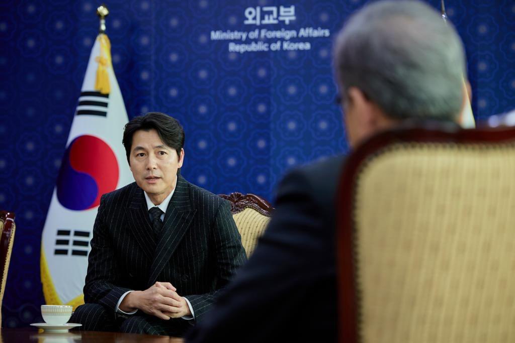 KellyTClements's tweet photo. Lively discussion w/ @FMParkJin &amp; GWA Jung Woo-sung about challenges of global displacement, opportunities for peace/solutions w/ #UNSC membership, upcoming #refugeeforum &amp; commitment to increase substantially support to @refugees. All most welcome with 🙏🏼 for #RoK lifesaving aid https://t.co/YlmOJKOjL6