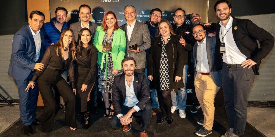 LaRazon_mx's tweet photo. 🏆🚗 @Nissan_mx celebra doble triunfo en los Premios Effie México https://t.co/jgLMjolzub https://t.co/sfnwZeoOZp