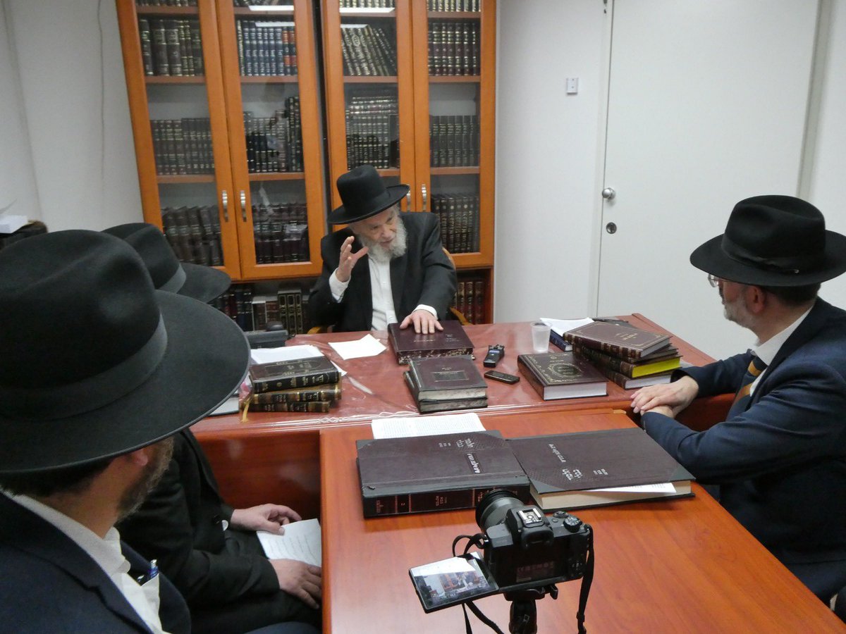 Israelcohen911's tweet photo. סגן ראש עיריית ביתר ויו"ר דגל התורה בעיר הרב דוד זלץ עם ראשי קהילות בביתר בהתייעצות במעונו של מרן ראש הישיבה הגרמ"ה הירש על ענינים העומדים בסדר היום בעיר. https://t.co/OQO1R1Pi7J