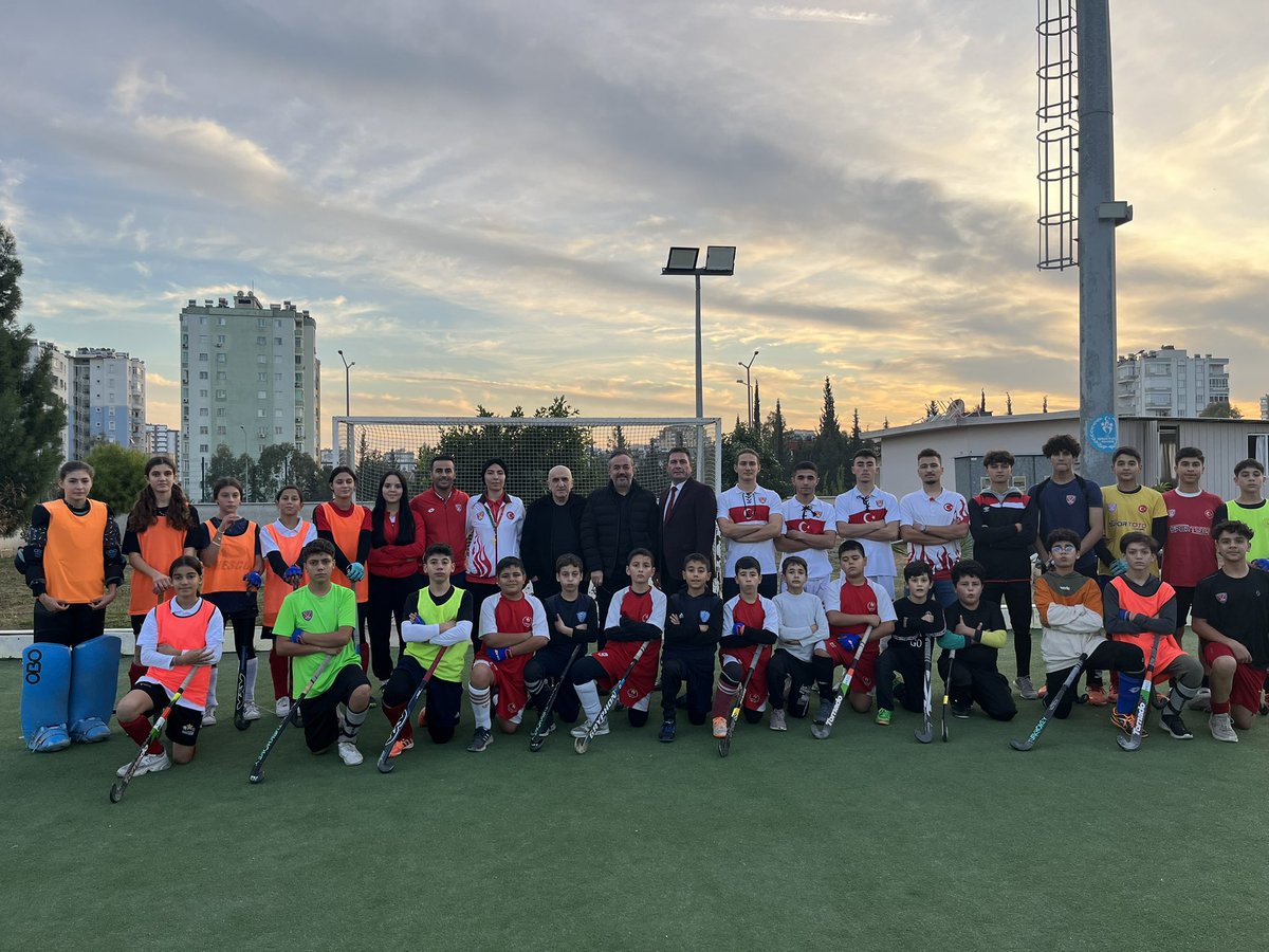 BUGÜNKÜ ANTRENMANIMIZI ZİYARET EDEN VE BİZLERDEN HER ZAMAN DESTEĞİNİ ESİRGEMEYEN FEDERASYON BAŞKANIMIZ SADIK KARAKAN BEYE, ASBAŞKANIMIZ BAYRAM YÜKSEL BEYE, TEKNİK KURUL BAŞKANIMIZ MUSTAFA ÇAKIR HOCAMIZA, GENÇLİK VE SPOR İL MÜDÜRÜMÜZ MUZAFFER ÇİNTİMAR BEYE TEŞEKKÜR EDERİZ.