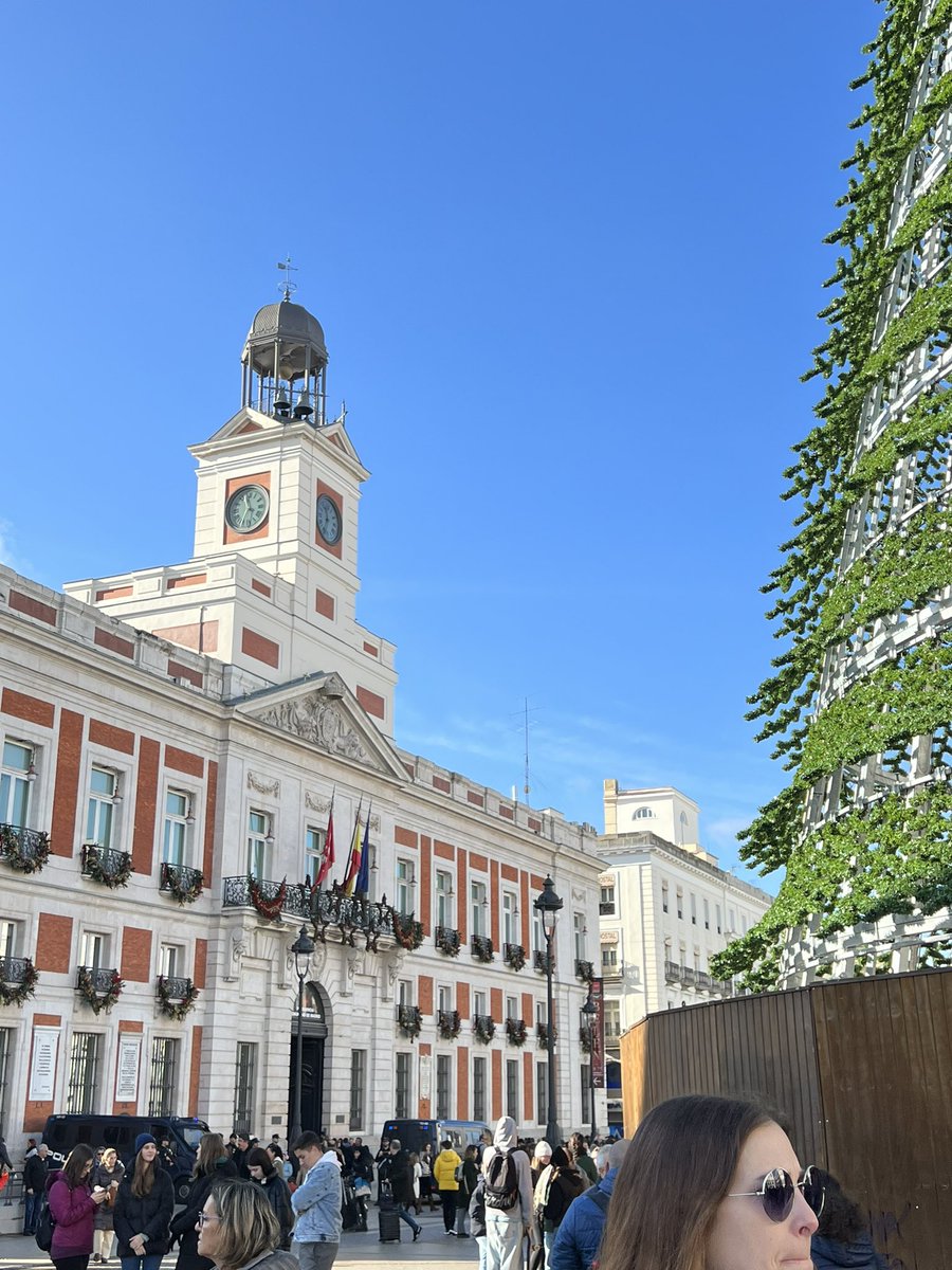 @Karinamorel13 Puerta del Sol en Madrid. Acercándose la Navidad 🍀