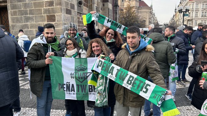 PBTwBetis's tweet photo. 💚Nuestra peña se hace cada vez más numerosa en las calles de Praga.

@RealBetis | @PBTwBetis

#PeñaTwBetisOnTour https://t.co/J4RXLkCBXF