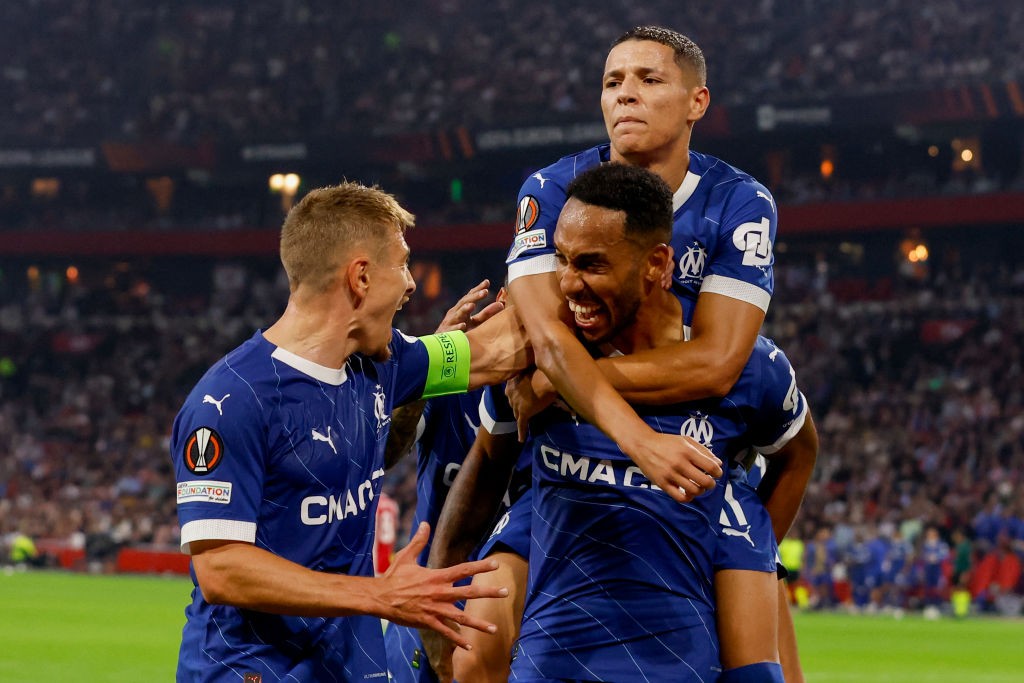 4 – Ce soir aura lieu la 4e confrontation franco-néerlandaise en phase de poules de compétition européenne cette saison avec Marseille-Ajax Amsterdam. L’occasion de vous proposer un #thread sur la course à la 5e place du classement des championnats UEFA. Duel🇫🇷🇳🇱⬇️. #OMAJAX