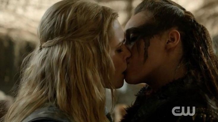AlexJimmySawyer's tweet image. For me this one

First kiss.                                  Last kiss.

#ClexaForever