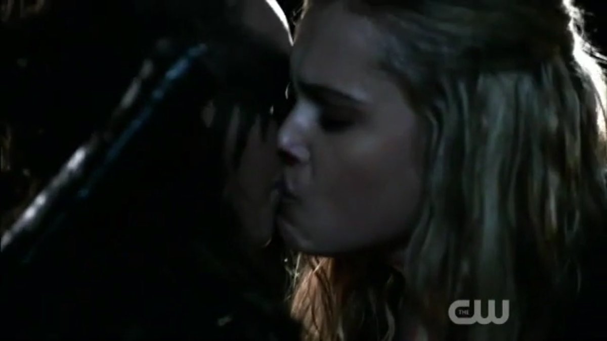 AlexJimmySawyer's tweet image. For me this one

First kiss.                                  Last kiss.

#ClexaForever