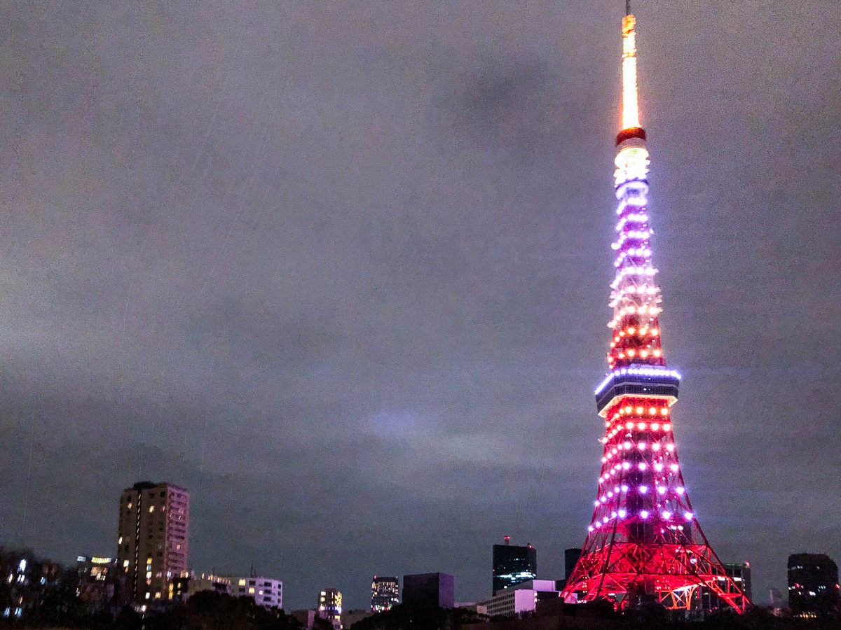 วันนี้พูดถึงคอนเสิร์ตญี่ปุ่นหลายรอบเลย ถ้าพูดถึงโตเกียวก็ยังนึกถึงโตเกียวทาวเวอร์วันนั้นตลอดเลย ป่วงมาก ฟีลทัวร์จีนมากแต่ก็สนุกมาก ได้ฟังควีนร้องญปด้วย คงเป็นปสก.ครั้งเดียวในชีวิตจริงๆแล้วเพราะไม่มีปัญญาซื้อบัตรคอนเสิร์ตญปแล้ว ไม่มีปัญญาที่แปลว่าไม่มีค.สามารถจริงๆ เห้อม