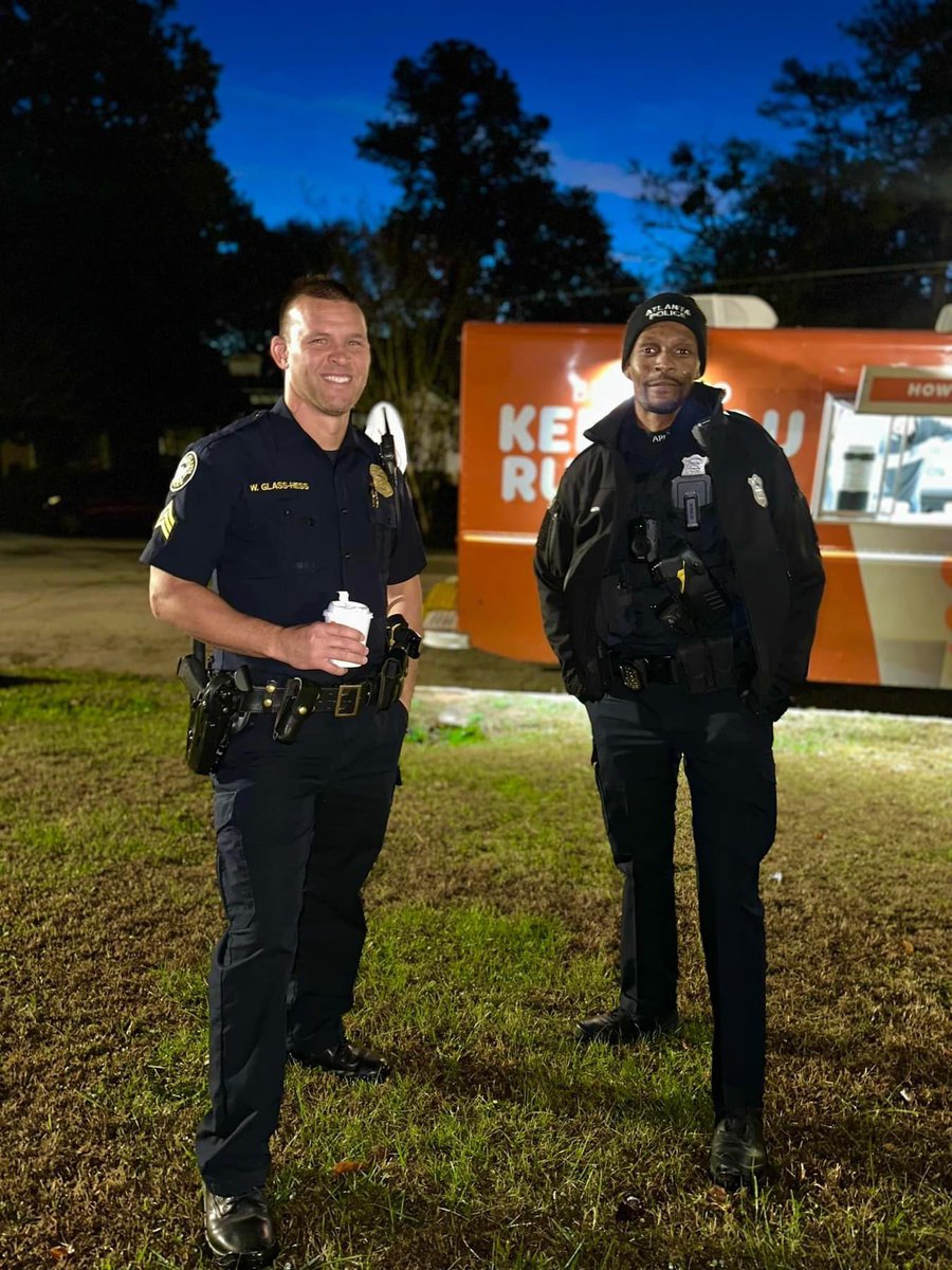Atlanta_Police's tweet photo. 👮‍♂️🚔 A big shoutout to the Dunkin' Donuts Cruiser for brightening our day at Zone 4 Precinct! ☕ Your kindness and support mean a lot to our officers. Thank you for keeping us fueled and connected with the community! 👏 #CommunitySupport #Grateful #AtlantaPD https://t.co/BeZYAM5MaP