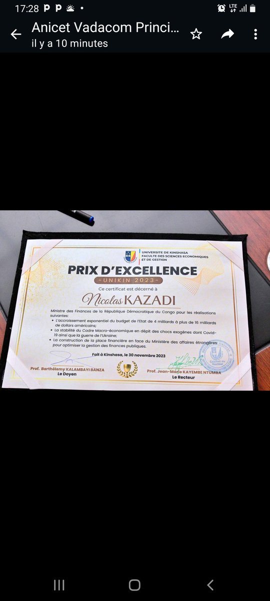 Le Ministre des Finances <a href="/nskazadi/">Nicolas Kazadi</a> a reçu ce jeudi 30 nov 2023 un Prix d'Excellence de l'Université de Kinshasa, Faculté des sciences économiques et de gestion. Ce certificat lui a été décerné en raison de ses performances dans l'accroissement exponentiel du budget de l'Etat.1/2