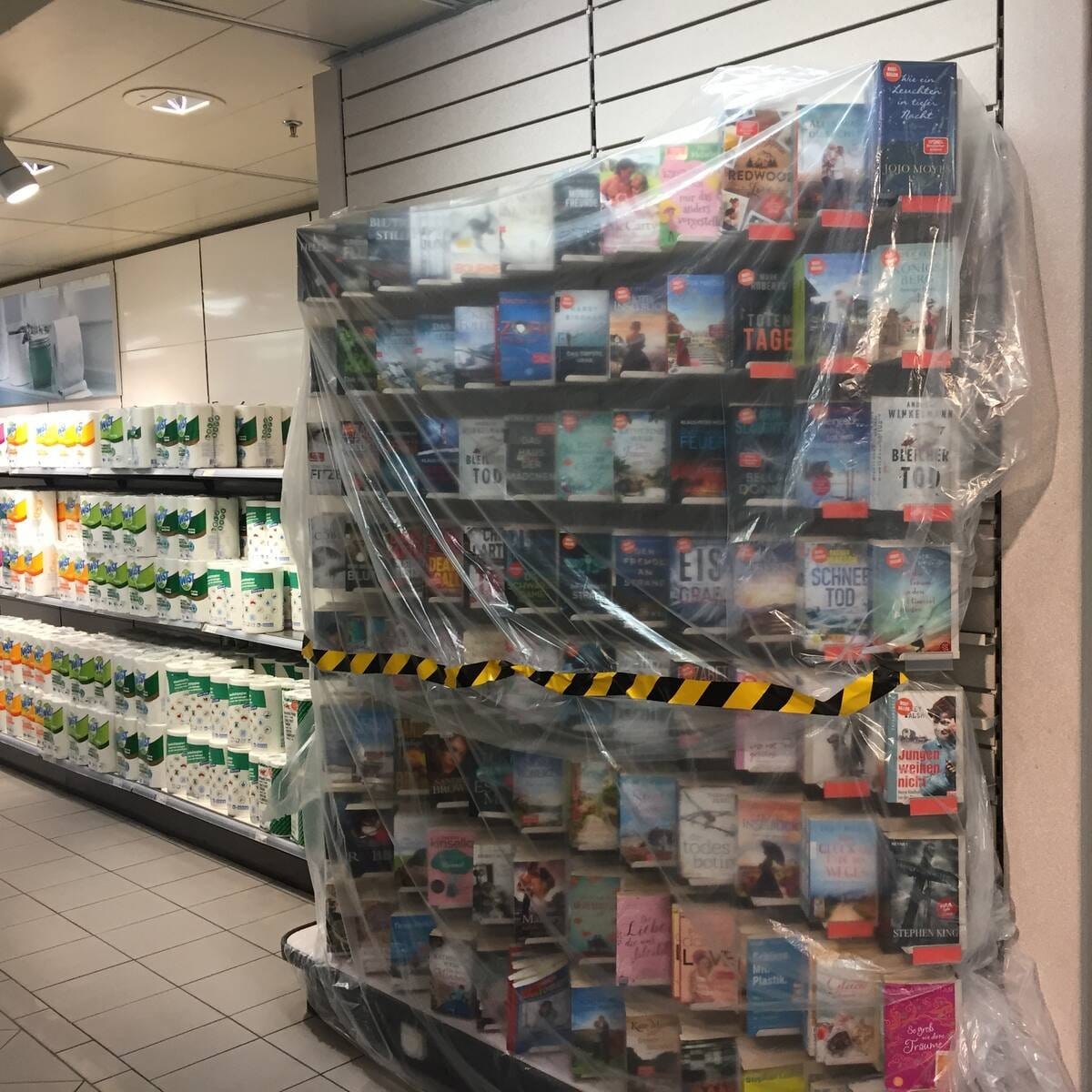 Wright_Sandro's tweet photo. Ich wurde heute #Baumpate, kein Scheiß! Da wir das #Seminar online angehalten haben, haben wir ganz doll viel #CO2 eisngespart. Dafür wurde dann ein Bäumchen gepflanzt. So, jetzt steht da irgendwo bei #Frankfurt bald ein Baum rum, und ich werde damit auch noch in Verbindung gebracht. Hoffentlich kommen da nicht später mal irgendwelche rechtl. #Ansprüche auf mich zu. So in etwas wie eine #Baumschutzsteuer, welche ich dann für #Baumschützende* aufbringen muss, damit diese dann den Baum schützen können; so aka #Vollschutz! Hätte fast #Volksschutz gesegt, puh! Nochmal Glück gehabt! 🤣🤣