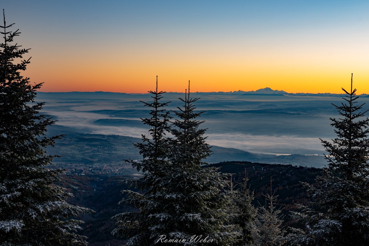 LyonMeteo69's tweet image. Je profite de la photo que j'ai réalisé hier matin depuis le #Pilat pour vous montrer à quel point la mer de nuages visible dans le paysage suit les courbures de la vallée du #Rhône. L'humidité et le froid près du Rhône favorisent l'apparition du #brouillard en cette saison.