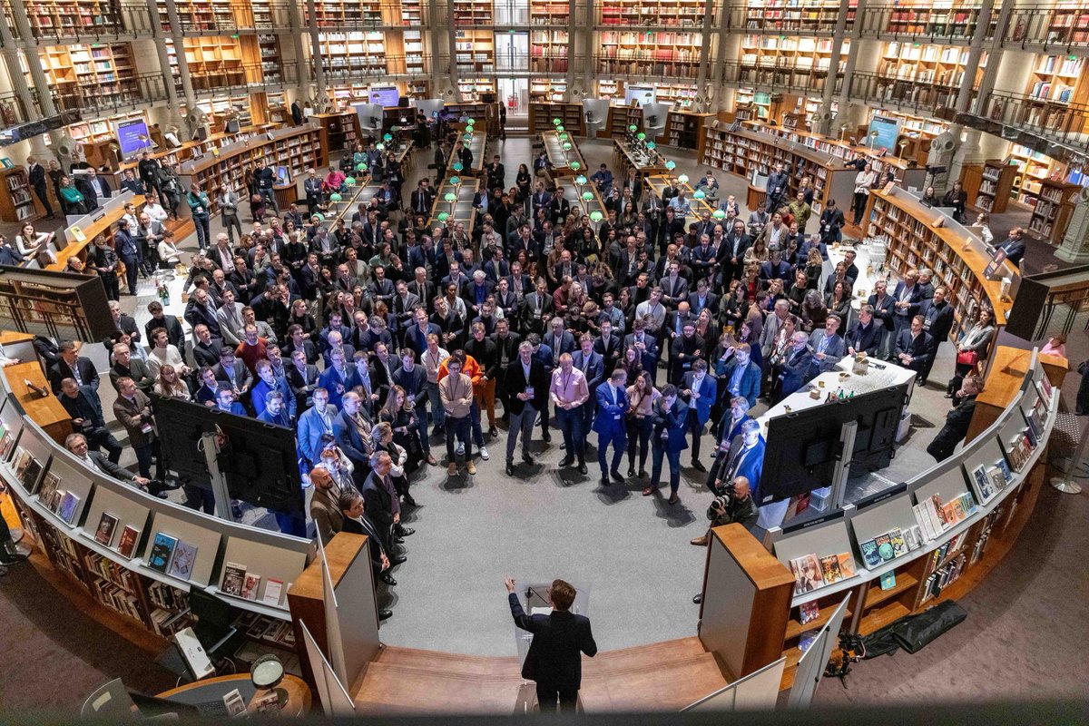 NicolasDufourcq's tweet photo. Soirée #FranceDeeptech à @LaBnF Richelieu : très bel événement avec tous les acteurs de l'écosystème !
Le lancement d'un tel mouvement, on en a rêvé, franchement. Les universités, les labos, les entrepreneurs, le Ministère @Sup_Recherche, les investisseurs, @Bpifrance et @Paul_F_Fournier, tous ensemble pour booster notre #deeptech.
Avec ça, on peut changer la donne et faire vraiment atterrir la science française dans l'économie !
