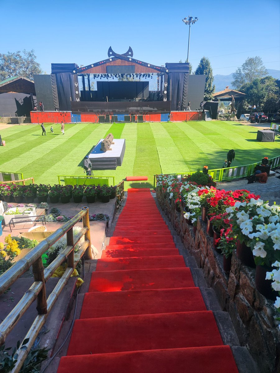 ZhimomiKitto's tweet photo. The signs are in place, the #redcarpet has been rolled out, the #flowers and the #logdrum wait eagerly and the #stage is finally set to seduce the discerning traveller. #Hornbillfestival2023. #Nagaland https://t.co/oGG7U83xwA