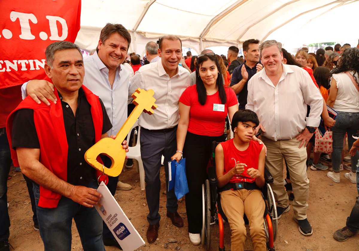 OmarGutierrezOk's tweet image. Comparto la alegría de las
🏘 53 familias que hoy recibieron su vivienda
📍en el barrio Z1 de Neuquén capital.
¡Felicitaciones a las y los adjudicatarios que cierran el año estrenando su casa propia! 👏
#JuntosPodemosMás