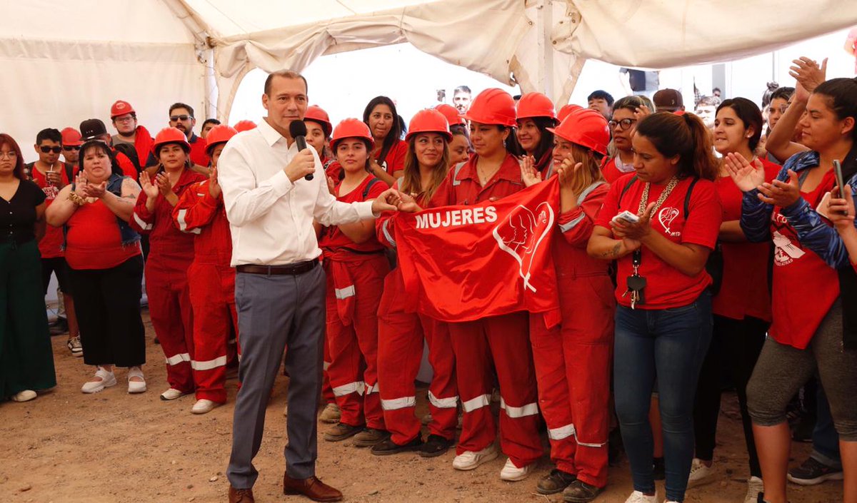 OmarGutierrezOk's tweet image. Comparto la alegría de las
🏘 53 familias que hoy recibieron su vivienda
📍en el barrio Z1 de Neuquén capital.
¡Felicitaciones a las y los adjudicatarios que cierran el año estrenando su casa propia! 👏
#JuntosPodemosMás