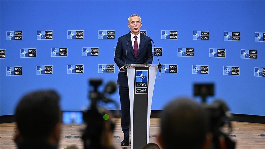 NATO Genel Sekreteri Jens Stoltenberg, Rusya'nın Ukrayna'daki savaşta yüzlerce uçak, binlerce tankın yanı sıra 300 binden fazla asker kaybettiğini söyledi.

Stoltenberg, Rusya'nın ele geçirdiği bölgelerin yüzde 50'sinin Ukrayna ordusunca geri alındığını ifade etti.

Kaynak: AA