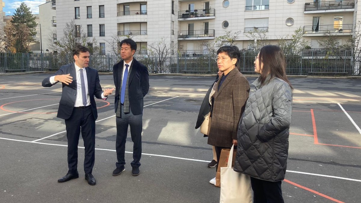 #DélégationÉtrangère
Le collège les Bruyères de Courbevoie (92) accueillait aujourd'hui une délégation coréenne de l'académie de Gyeonggi-Do en présence de représentants de l'ambassade de #Corée en France : de riches échanges entre experts des systèmes éducatifs.