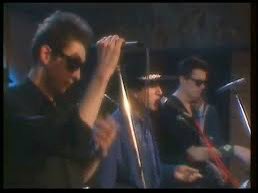 Pour sourire un peu et célébrer les morts qu’on aime: en 1986, dans Les Enfants Du Rock, Bashung invite les Pogues pour une reprise alcoolisée de Dirty Old Town. Shane MacGowan déclarera: « j’étais impressionné, le frenchie était plus bourré que moi! » 🖤 youtu.be/7gmOfjaD8B8?si…