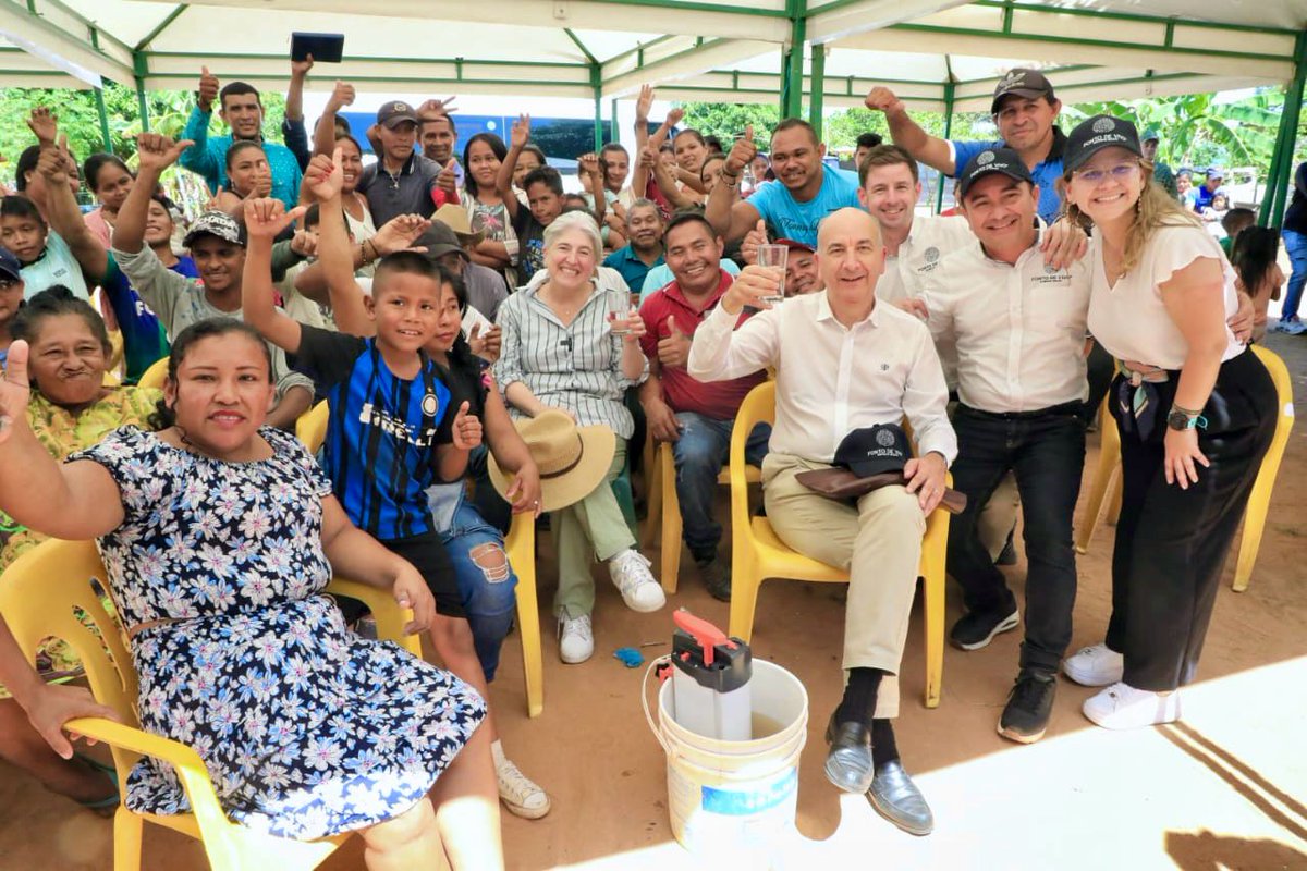 Dore_Fr's tweet photo. Con gran alegría entregamos en #Vichada con @Minvivienda @CATALINAVELASCO , gracias al #FASEP con @Fontodevivo, más de 3mil filtros de 💦 para 38 resguardos, 4 🏠 @ICBFColombia , 9 puestos de salud y 49 instituciones educativas, con 8524 beneficiarios en total.
#FranciaEnColombia https://t.co/MrQ2cdTYTe