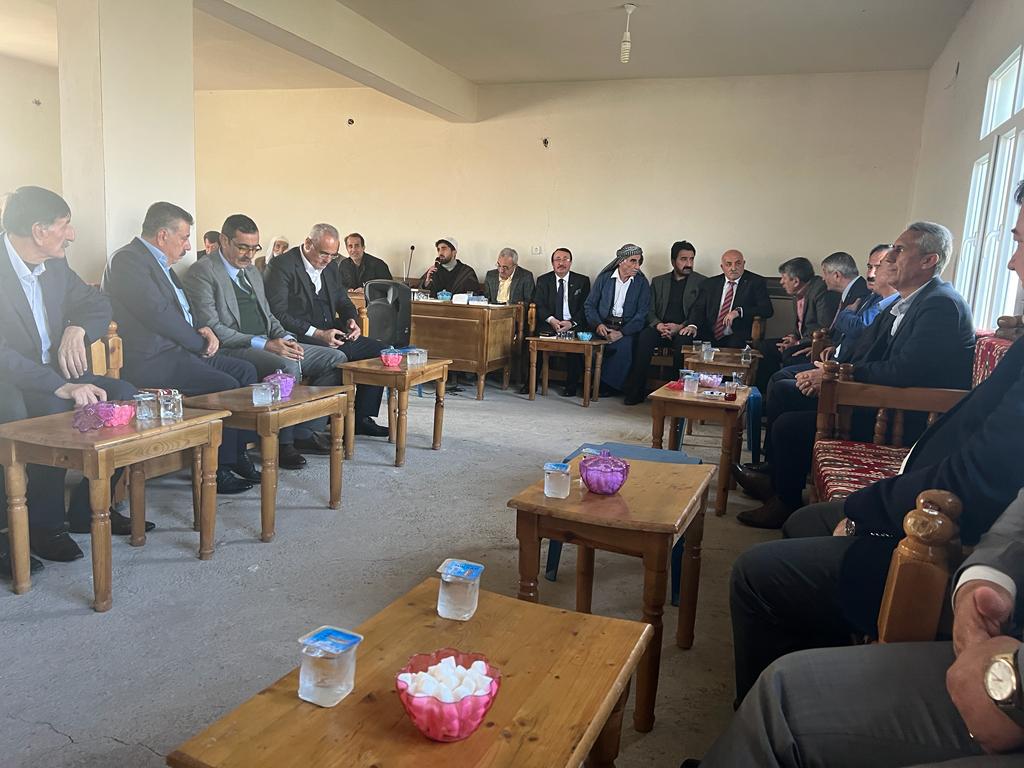 KadimAsiretler's tweet photo. Federasyonumuzun Üst Kurul Üyeleri ve İl temsilcilerimiz, KDP Türkiye Genel Başkanı sayın Reşit AKICI'nın vefat eden babasının taziyesinde bulundular. Merhuma Allah'tan rahmet kederli ailesine başsağlığı dileriz. Mekanı cennet olsun inşallah.
@RasimASLAN65 @resit_akici https://t.co/DYXq7yl3RP