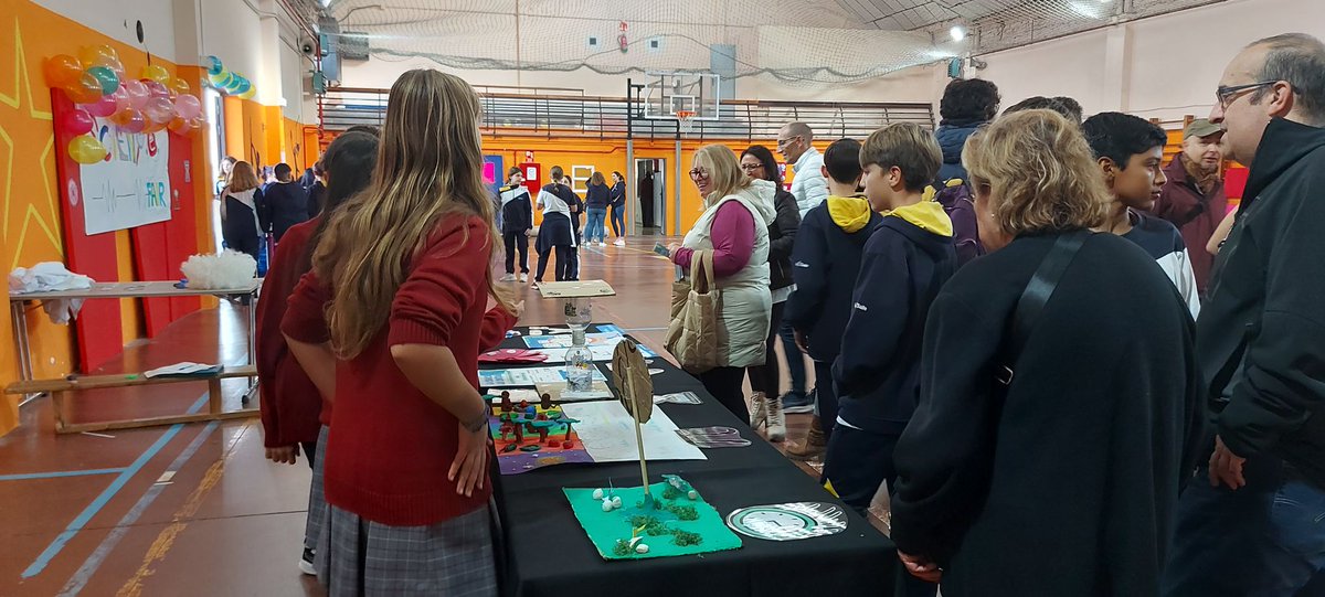 LaSalleInstituc's tweet photo. 1° #ILSA_ESO cierran su narrativa #NCALaSalle #LIFE a lo grande con la ya tradicional Feria Científica, después de aprender sobre el origen de la vida desde todas las asignaturas, trabajar sobre la figura de Lynn Margulis y convertirse en todos unos expertos en células. https://t.co/PpjoFCGzdy
