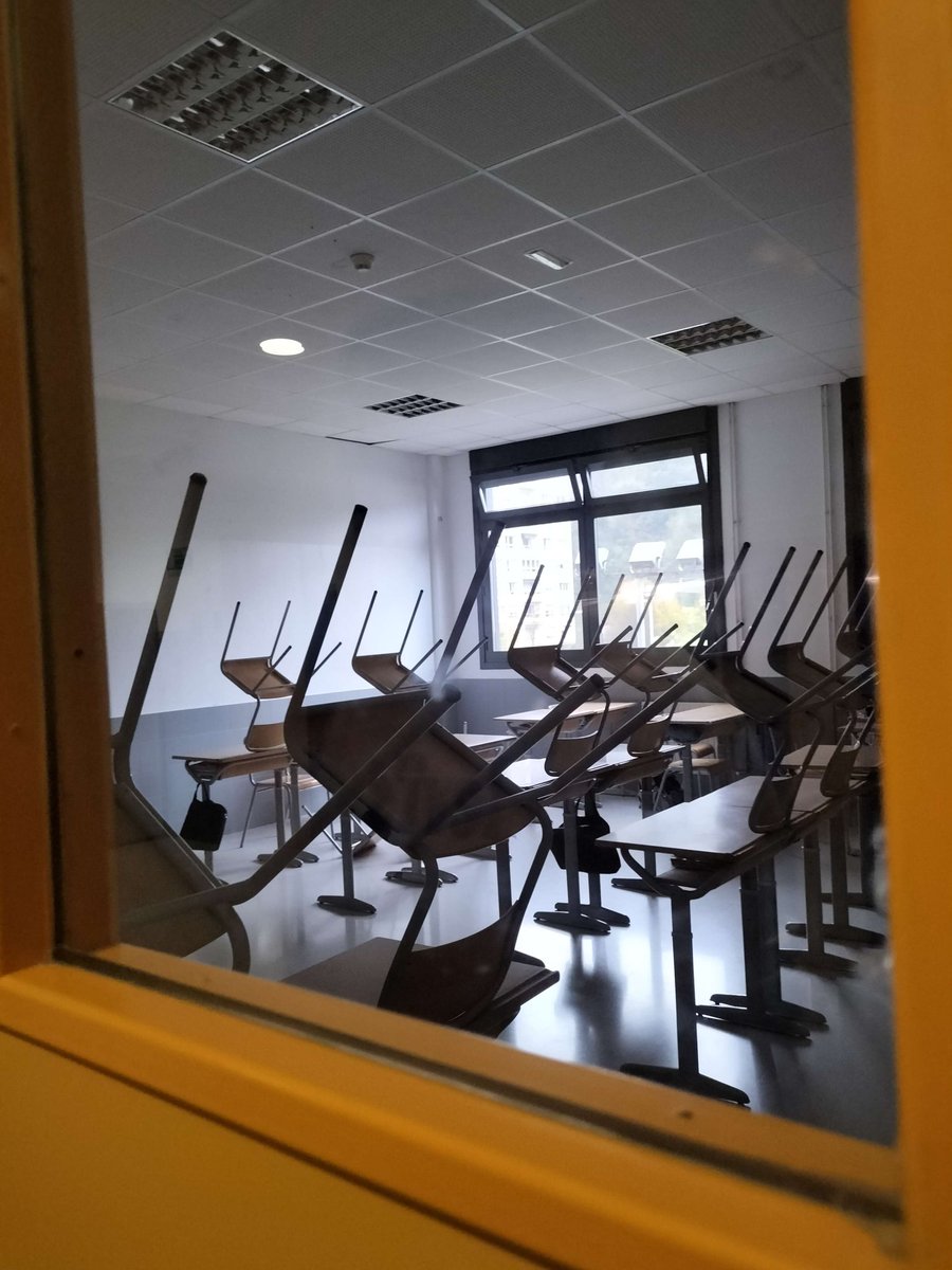 2landertin's tweet photo. Las sillas de mi clase be like https://t.co/mYKqNCkxO1