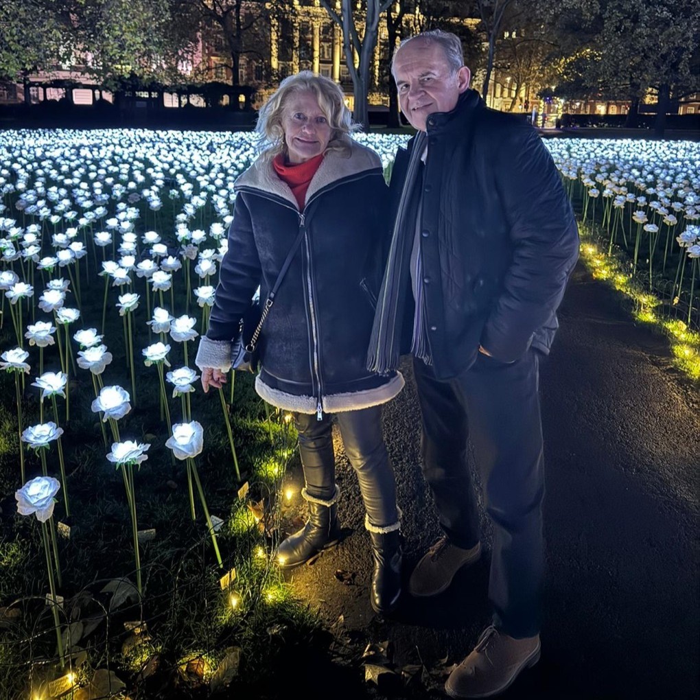 royalmarsden's tweet photo. The late Dame Deborah James’ family visited The Ever After Garden to pay tribute to Deborah who was an inspiration for so many living with cancer. 

Find out more about the Ever After garden here: https://t.co/SJQ5bpR9mj
#EverAfterGarden #BowelBabe https://t.co/NMBOo3mrJO