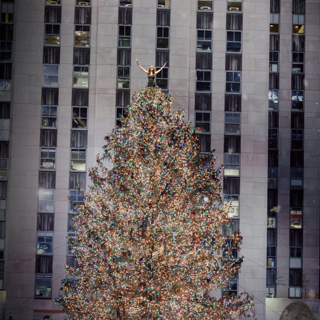 Titanique's tweet photo. She's lit. 🎄 #TITANIQUE @rockcenternyc https://t.co/7ujGbVpyUV