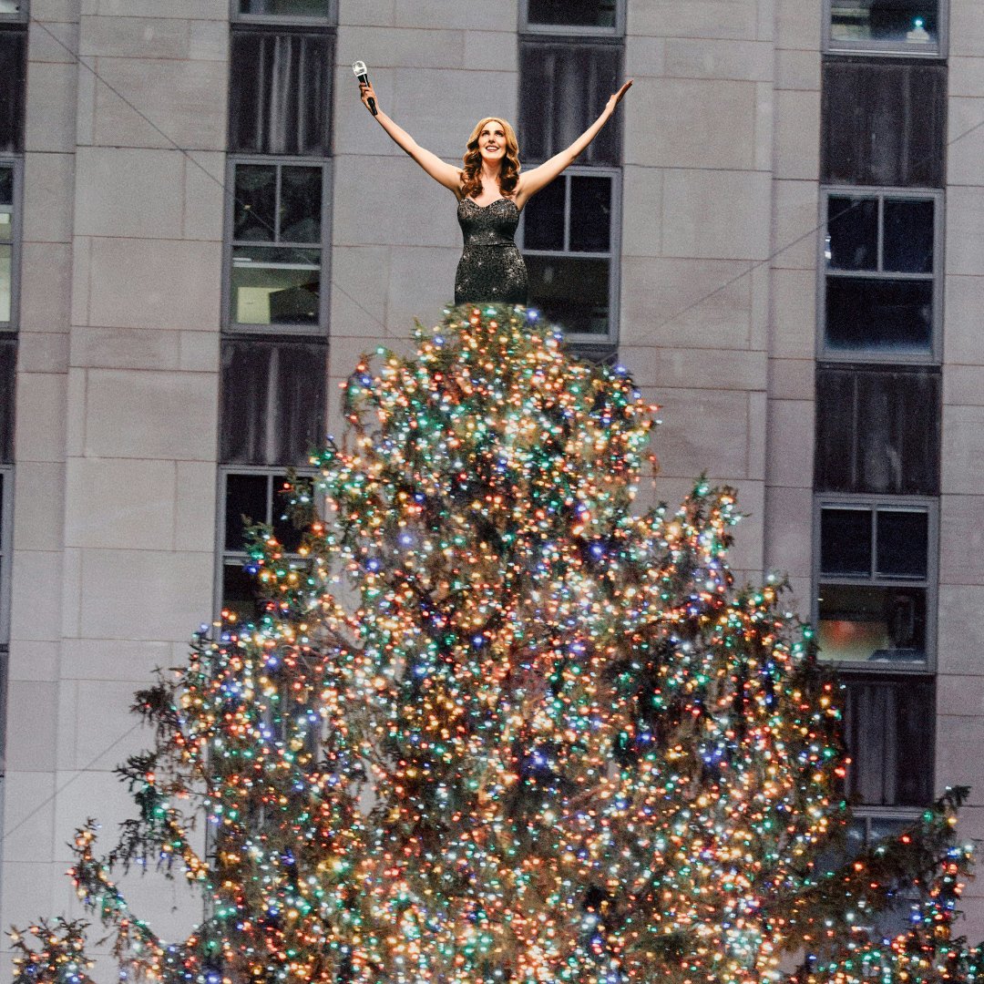 Titanique's tweet photo. She's lit. 🎄 #TITANIQUE @rockcenternyc https://t.co/7ujGbVpyUV