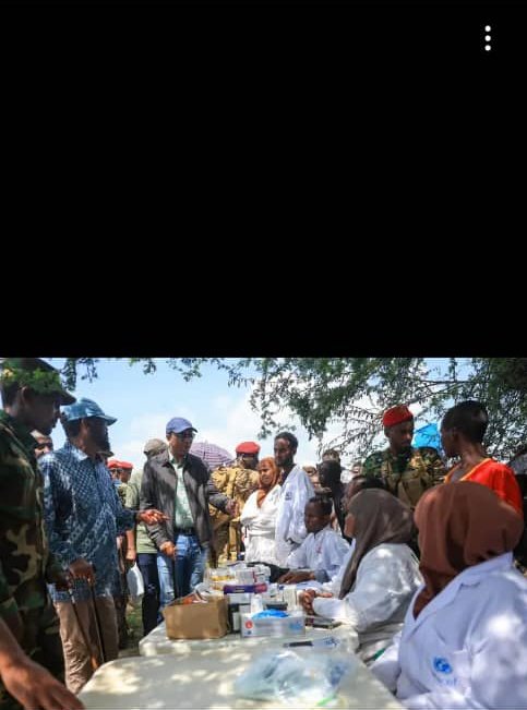 WamoRelief's tweet photo. The Prime Minister of The Federal Republic of  #Somalia  @HamzaAbdiBarre visited our @WamoRelief team in #Afmadhow Jubaland  where we reaffirmed our commitment to serve the needs of The Somali People devastated by the ongoing #floods.
#ElNiño https://t.co/xnKm90pm4T