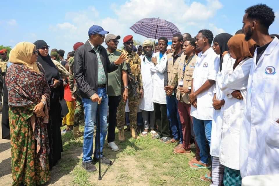 WamoRelief's tweet photo. The Prime Minister of The Federal Republic of  #Somalia  @HamzaAbdiBarre visited our @WamoRelief team in #Afmadhow Jubaland  where we reaffirmed our commitment to serve the needs of The Somali People devastated by the ongoing #floods.
#ElNiño https://t.co/xnKm90pm4T