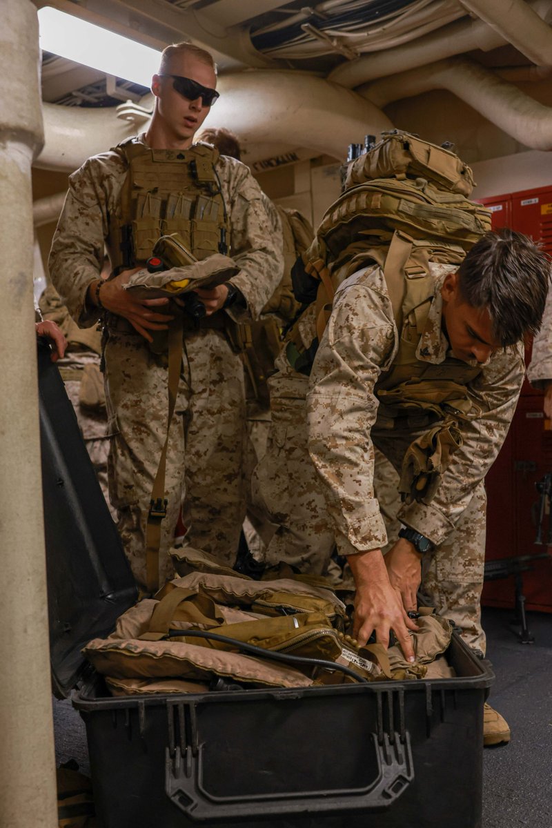 1stMEF's tweet photo. #Marines with @15thMEUOfficial prepare for a tactical recovery of aircraft personnel mission walkthrough aboard the amphibious transport dock USS Somerset (LPD 25) in the Pacific, Nov. 16, 2023.
#integratedtraining #USMC
🎞️ More: https://t.co/wUj6oaFlxv https://t.co/q4zx9xh9N9