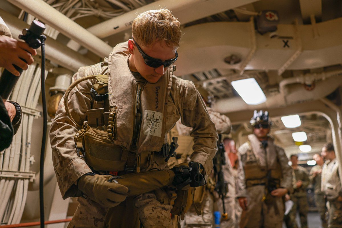1stMEF's tweet photo. #Marines with @15thMEUOfficial prepare for a tactical recovery of aircraft personnel mission walkthrough aboard the amphibious transport dock USS Somerset (LPD 25) in the Pacific, Nov. 16, 2023.
#integratedtraining #USMC
🎞️ More: https://t.co/wUj6oaFlxv https://t.co/q4zx9xh9N9