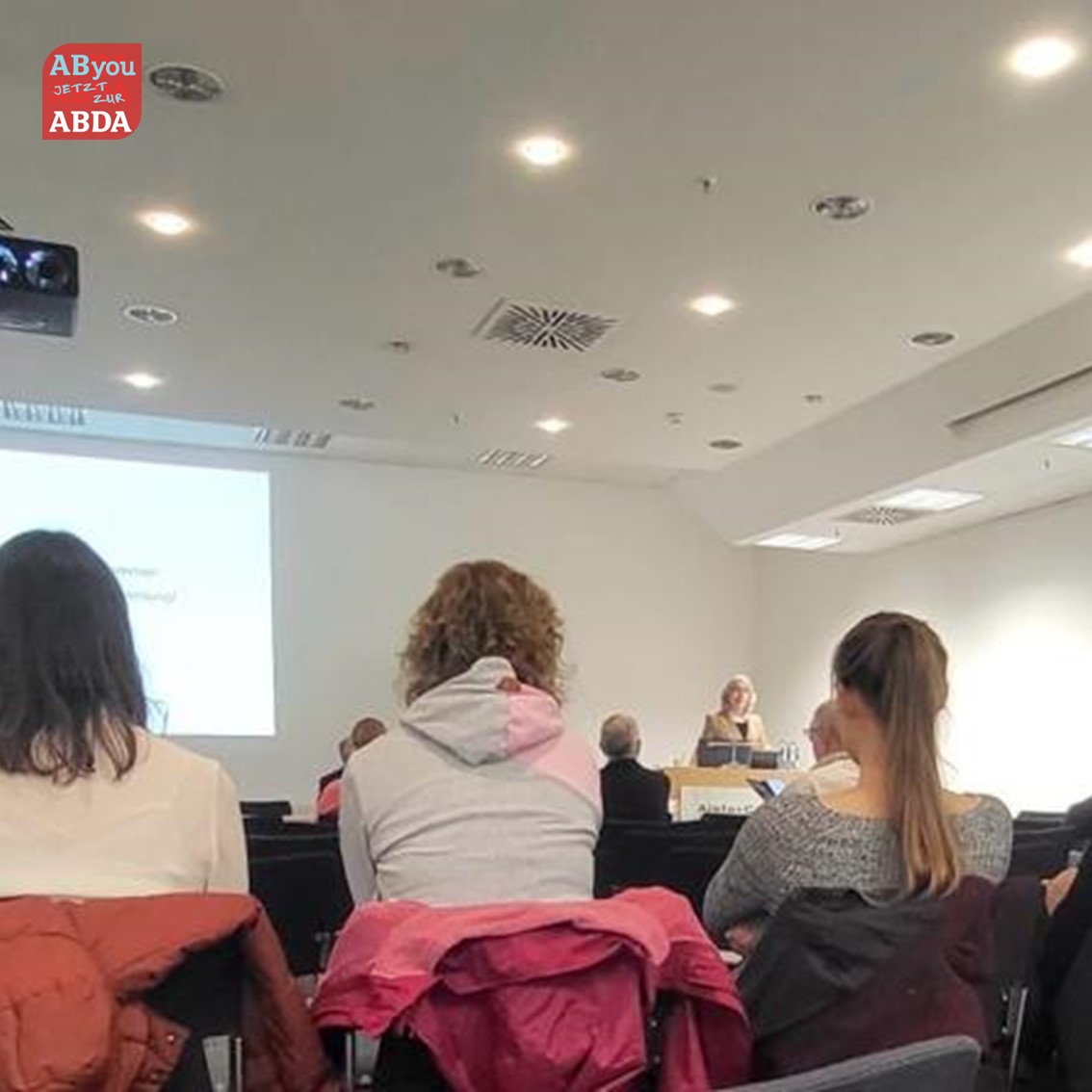 📆 Am Montag, den 𝟮𝟳. 𝗡𝗼𝘃𝗲𝗺𝗯𝗲𝗿 𝟮𝟬𝟮𝟯, fand die letzte 𝗩𝗼𝗹𝗹𝘃𝗲𝗿𝘀𝗮𝗺𝗺𝗹𝘂𝗻𝗴 der @ApokammerHH statt.
In Zukunft wird es in <a href="/hamburg_de/">hamburg.de</a> ebenfalls Delegiertenversammlungen geben. Zur letzten VV war <a href="/ABDA_Berlin/">ABDA</a>-Präsidentin Gabriele Overwiening mit vot Ort.