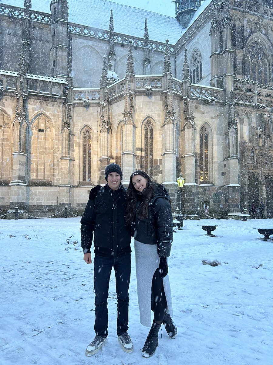 killja2's tweet photo. 18 with my twin sister 🎊 https://t.co/9yRQsIWq20