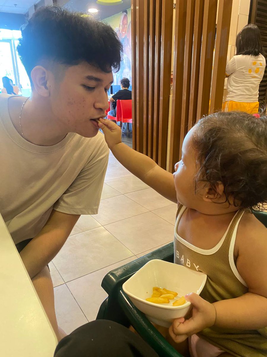 Hnrch2's tweet photo. ay sus ang baby ali https://t.co/pZPHFCJ8pT