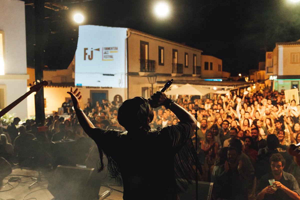 visitformentera's tweet photo. ¡Qué grandes recuerdos nos traen estas imágenes!
En 2024 nos esperan muchos más eventos, ¿vendrás?
#formenterazen #maratoformentera #formenterajazzfestival #marnaton https://t.co/W39Hw1oqQy