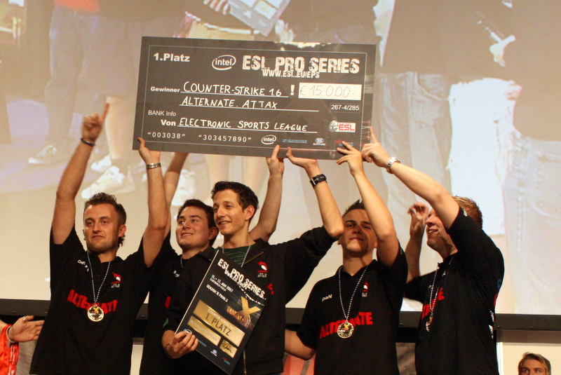 ESL's tweet photo. This #ThrowbackThursday takes us back to the 10th seasons finals of #ESLMeisterschaft predecessor ESL Pro Series in Cologne in 2007.

In the Gürzenich, visitors could book seats in the otherwise closed off "Gaming Rooms" and support the teams on the spot for the first time 😎 https://t.co/IItP4n4OyE
