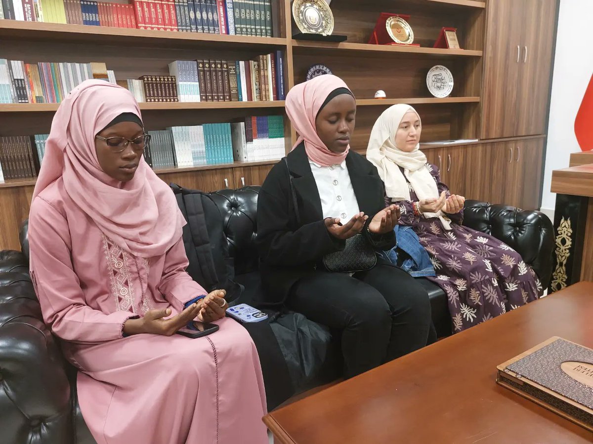 kktcdinisleri's tweet photo. RUANDALI EMMA MÜSLÜMAN OLDU
Ruanda Vatandaşı Emma Dıvıne KWITONDA KKTC Din İşleri Başkanlığı'nda Gerçekleştirilen İhtida Töreninde Müslüman Oldu.
Haber detay:
https://t.co/4ixFDip2Hx
#ihtida #kıbrıs #kibrismuftulugu #kktc #ruanda #Islam https://t.co/Ara65kQ10o