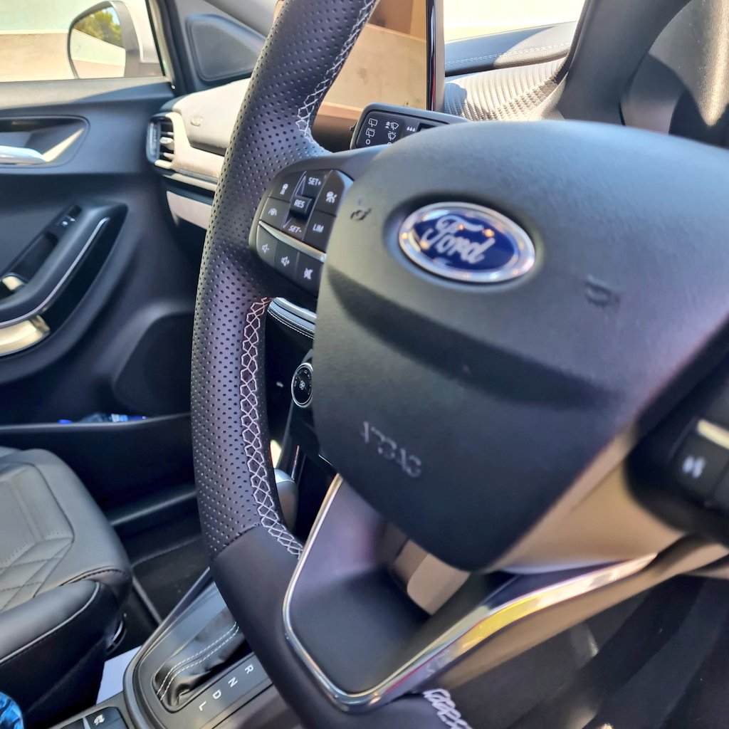 SpiceGoddess143's tweet photo. Slightly in love with the #FordPuma it is a smooth drive with a banging sound system and massage seats #GetCurious #PumaTitanium #PumaSTLineVignale @FordSouthAfrica https://t.co/QpAPslrHUR
