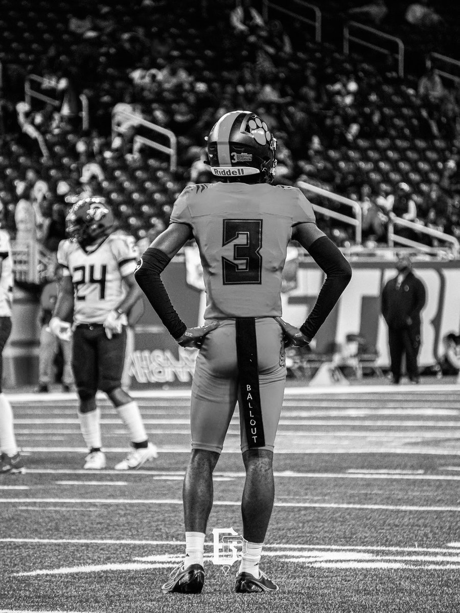 Check out my senior highlights
 5’11 160lbs 
hudl.com/v/2MgACa