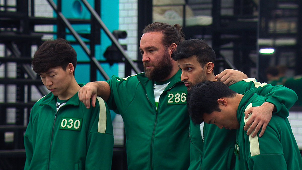 PopCrave's tweet photo. Players in ‘Squid Game: The Challenge’ were reportedly so desperate for chapstick that they used lubricated condoms on their lips during filming. https://t.co/WSBFJmfq9D