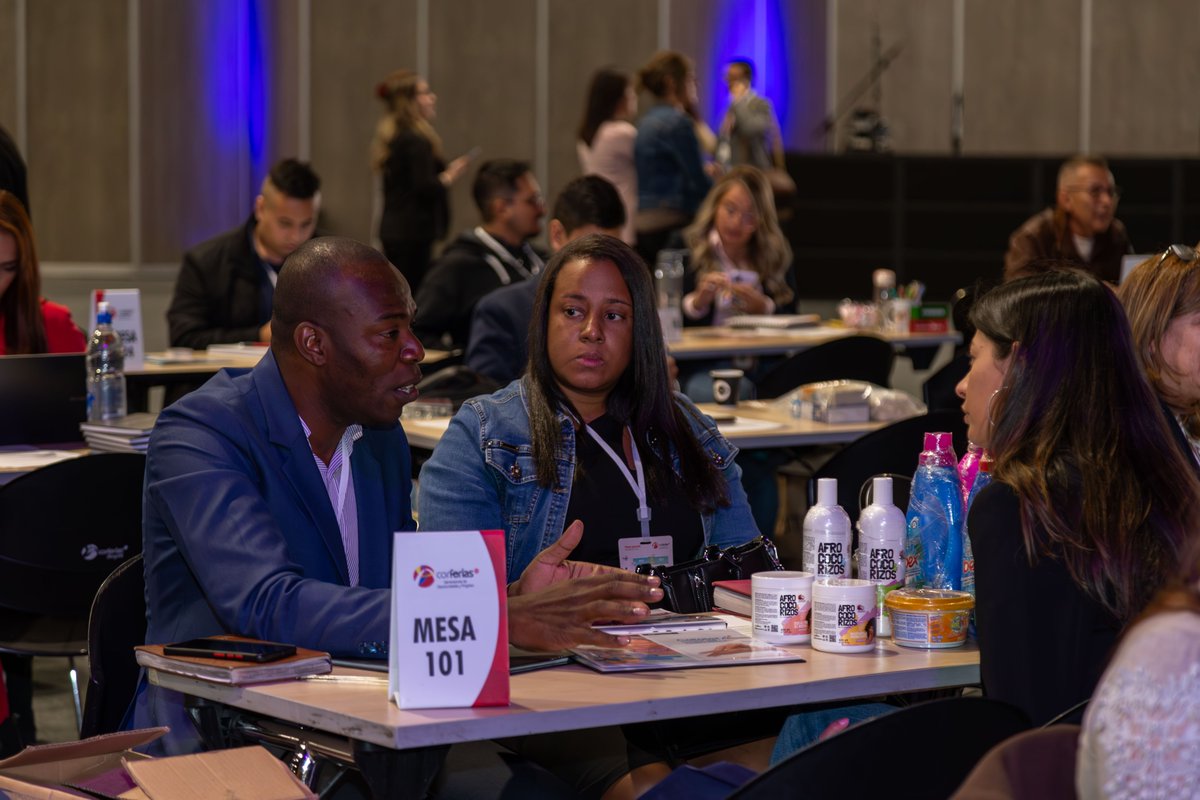 econexia's tweet photo. 📅Hoy en jueves de #tbt recordamos nuestra Rueda de Negocios Presencial Multisectorial de #Econexia, un espacio en donde más de 200 emprendedores y empresarios se reunieron frente a frente para generar oportunidades de negocio en el Gran Salón de @CorferiasBogota. https://t.co/slSUurxpvs